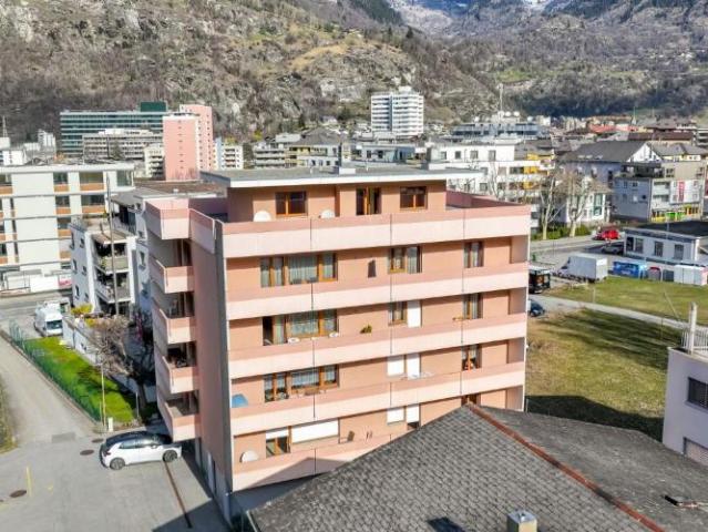 Spacieux logement dans un emplacement central à Brig Glis avec balcon sur tous les côtés