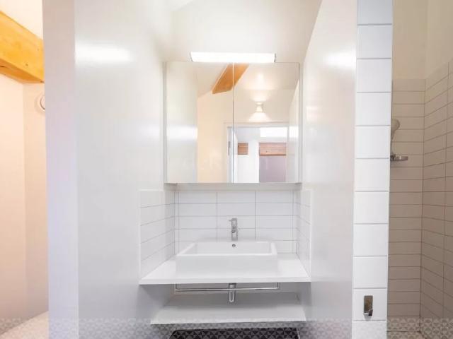 Spacieux logement meublé en duplex à louer !