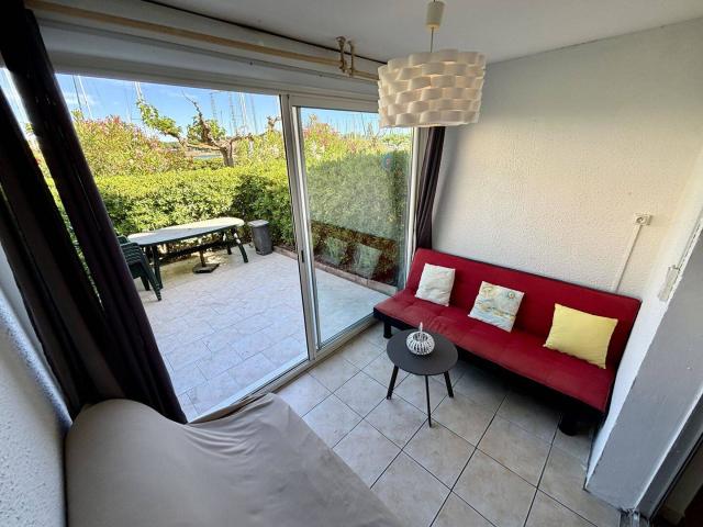 Spacieux studio cabine traversant avec emplacement de parking !