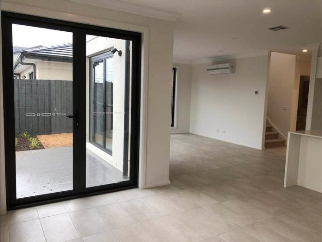 Spacouis 4 Bed 3 Bath Luxury Contemporary Living Close to Train Station!