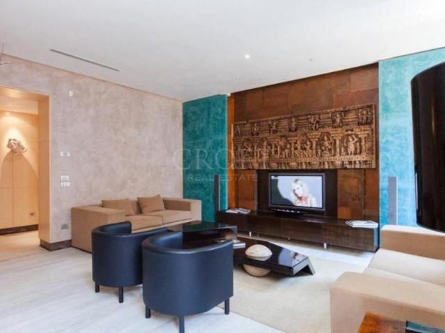 Spagna/Barberini: Luxury modern, fully furnished 2 bedroom, 2 baths, living room, kitchen. Quiet, bright, air conditioning, elevator, near metro. Ref 2393