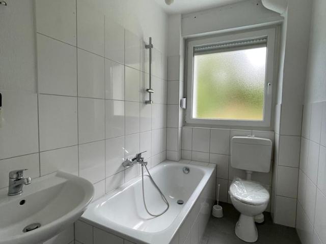 Sparen Sie sich das renovieren bezugsfertige 3 Raum Wohnung mit separatem Mansardenzimmer* Garage möglich !