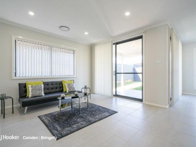 SPARKLING & BEAUTIFULLY PRESENTED FAMILY HOME