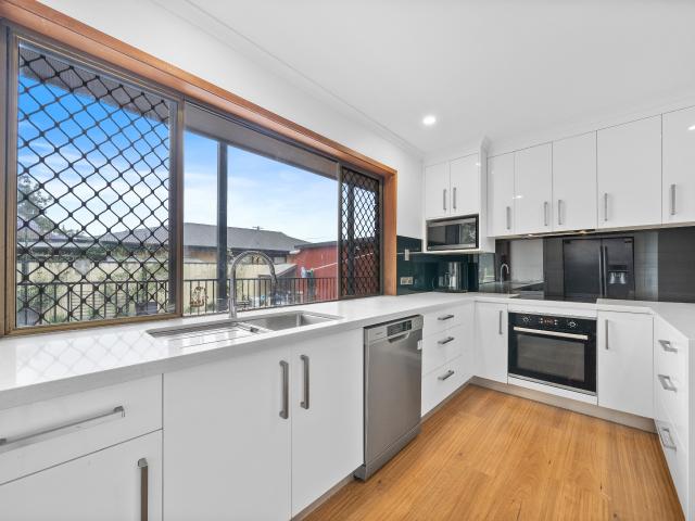 Sparkling Blue Pool Backing onto Passerine Parklands Newly Refurbished!