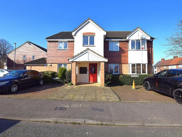 Sparks Close, Dagenham, RM8 1 bed flat to rent £1,300 pcm £300 pw