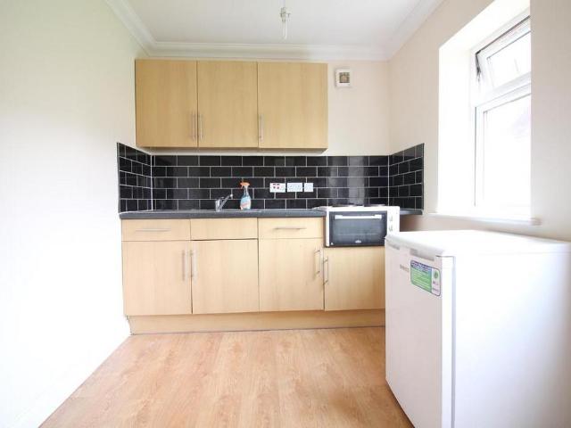 Sparrow Farm Drive, Feltham 1 bed flat to rent £1,300 pcm £300 pw