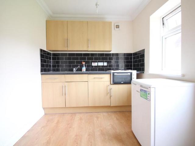 Sparrow Farm Drive, Feltham TW14, 1 bed flat to rent, £1,300 pcm | PrimeLocation