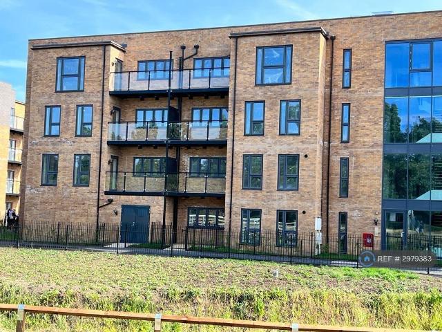 Sparrow Street, Rainham, RM13 2 bed flat to rent £1,800 pcm £415 pw