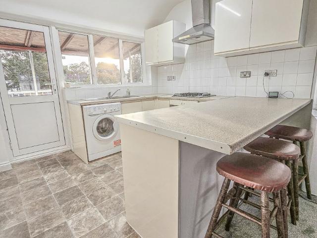 Sparrows Herne, Bushey WD23, 2 bed flat to rent, £1,400 pcm | PrimeLocation