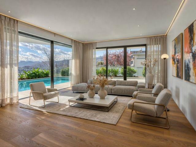 SPETTACOLARE VILLA CON PISCINA E VISTA PANORAMICA A LUGANO