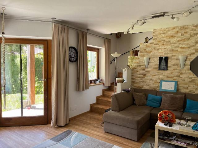 Spezielle REIHENHAUS ähnliche Wohnung direkt am GOLFPLATZ. Sonnige Südwestausrichtung, schöner und großzügiger Eigen Garten, ruhige und sonnige Ortslage von Bad Bruck. 2 PKW Stellplätze