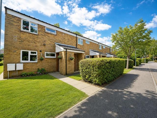 Spear Close, Luton, Bedfordshire, LU3. 1 bed flat to rent £1,000 pcm £231 pw