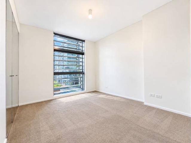 Specious Unfurnished 2 Bedroom with Parking Space in Central Park