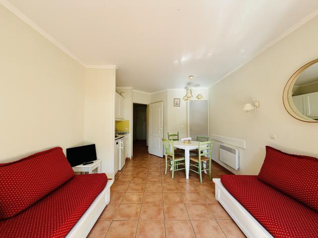 SPÉCIAL INVESTISSEURS: APPARTEMENT 4/5 PERSONNES AVEC JARDINET SUR LE DOMAINE ET GOLF DE PONT ROYAL EN PROVENC