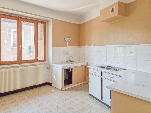 Spécial investissement: T3 80 m2 + 2 plateaux de 75 et 116. 270m² Belley