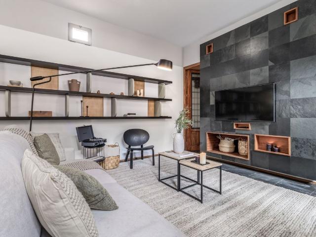 Spectacular 2 Bedroom Apartment in Calle Reina with Ensuite Bathrooms and Modern Amenities, Madrid Amsterdam Apartments for Rent