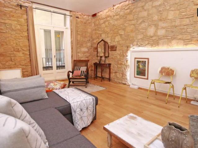 Spectacular 2 bedroom apartment with AC and balcony for rent in El Born