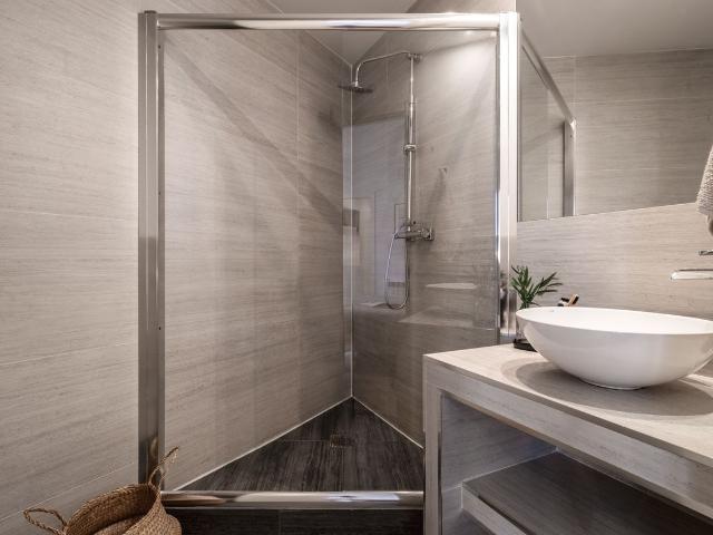 Spectacular 2 Bedroom Apartment with Modern Amenities and Air Conditioning, Madrid Amsterdam Apartments for Rent