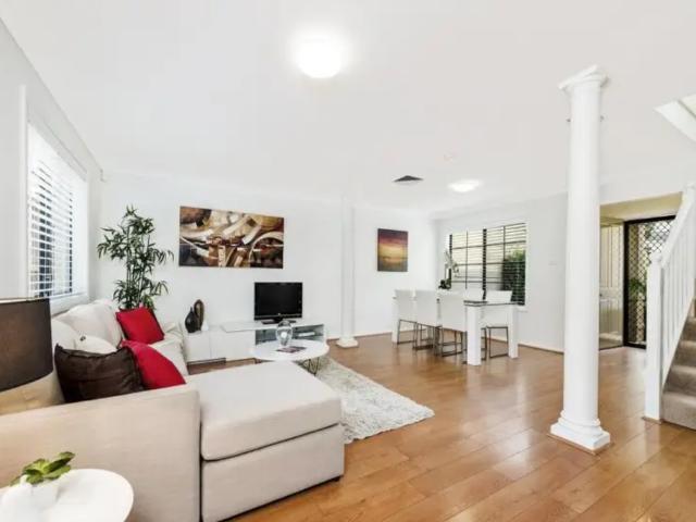 SPECTACULAR TOWNHOUSE IN THE HEART OF CASTLE HILL