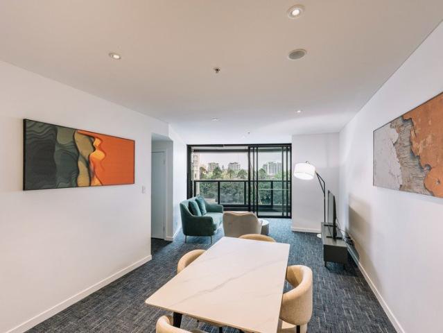Spectacular two bedroom apartment in Brisbane City. Facing south to breathtaking horizon and Botanic Gardens view