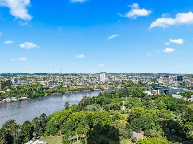 Spectacular two bedroom apartment in Brisbane City. Facing south to breathtaking horizon and Botanic Gardens view