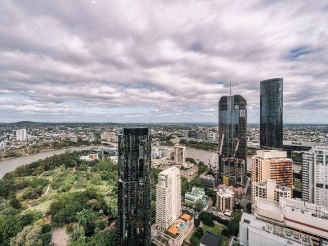 Spectacular two bedroom one bath one carpark apartment in Brisbane City. Facing southwest to breathtaking horizon and City View