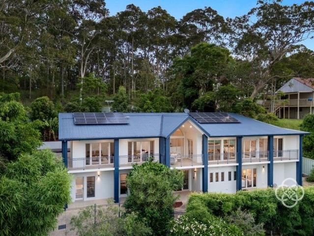 Spectacular views, the utmost privacy and luxurious living by the lake