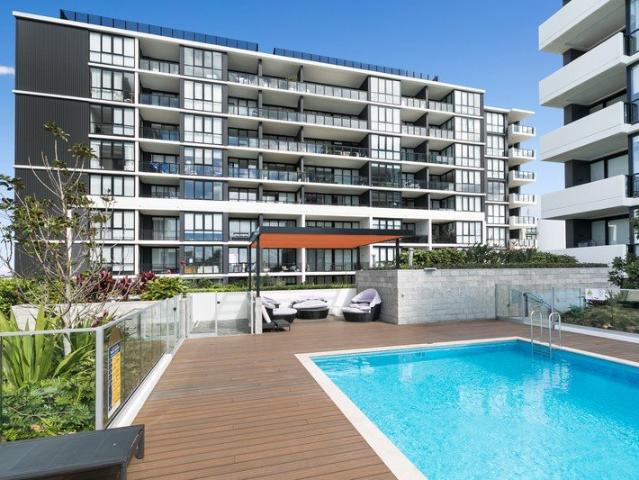 SPECTACULAR VIEWS AND CONTEMPORARY LIVING IN BAY CENTRAL