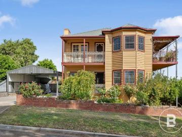SPECTACULAR VIEWS, SPACIOUS LIVING & ENTERTAINER'S DREAM