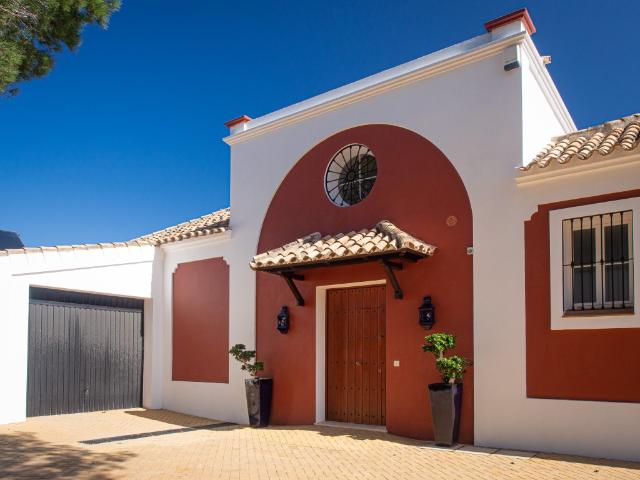 Spectacular villa with 4 bedrooms and 4 bathrooms, facing south east on the cliff
