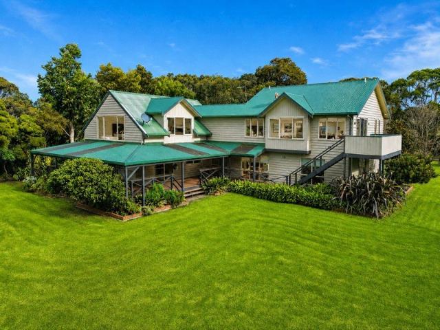 SPECTACULAR AND SPACIOUS COASTAL ESTATE IN EXCLUSIVE LOCATION