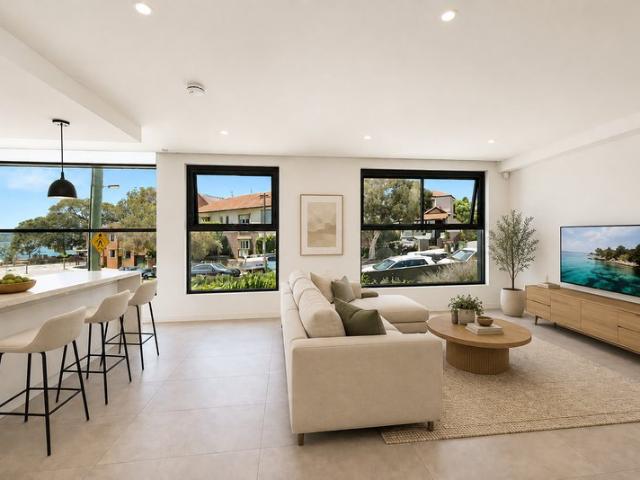 Spectacular Balmoral Home, foot steps away to the beach