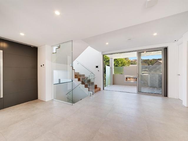 Spectacular Balmoral Home, foot steps away to the beach