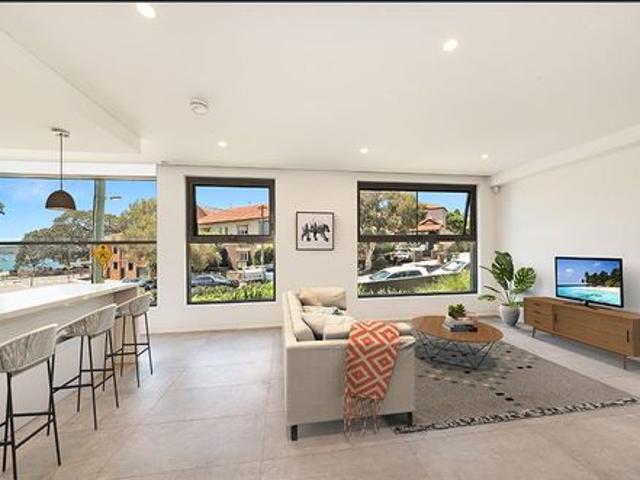 Spectacular Balmoral Home, foot steps away to the beach