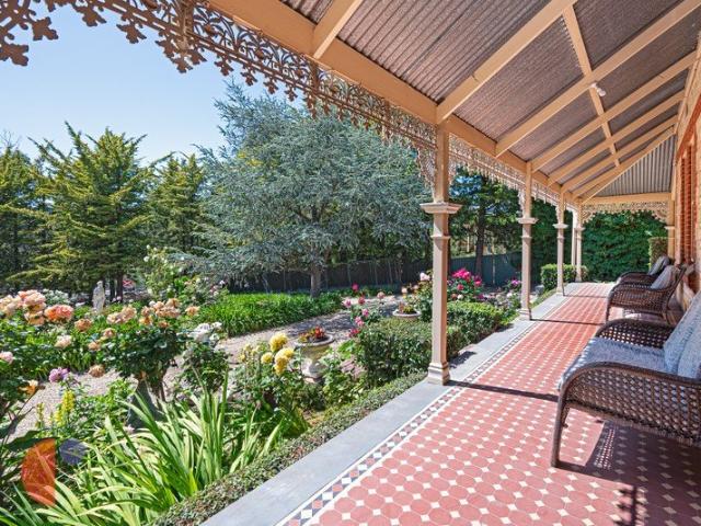 SPECTACULAR CHARACTER RESIDENCE IN ABSOLUTE PRIME LOCATION