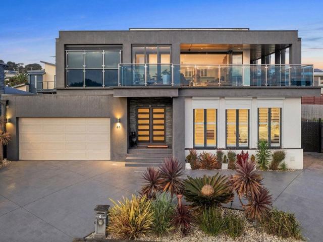 Spectacular Coastal Entertainer