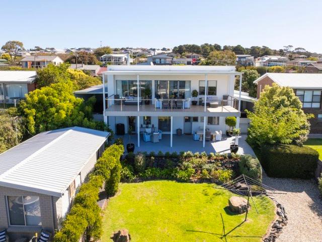 Spectacular Coastal Living with gorgeous quest retreat
