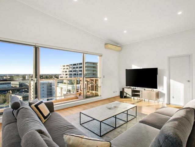 Spectacular dual level apartment with panoramic views