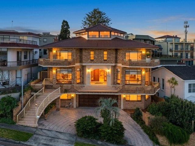 Spectacular Family Estate with Panoramic Ocean And District Views