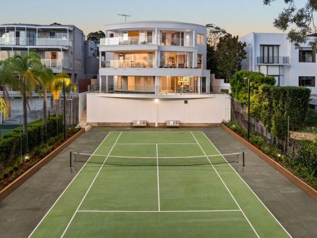 Spectacular family haven with swimming pool & tennis court