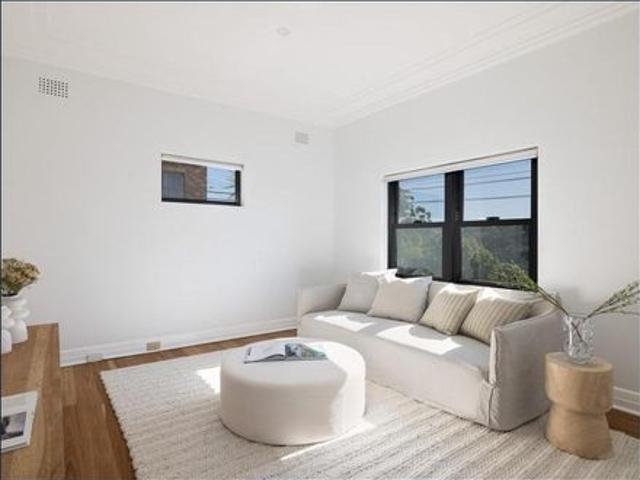 Spectacular Family Living with Harbour Views, Pool & Private Guest Retreat