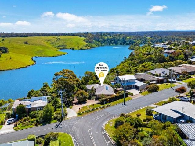 Spectacular Lakes Entrance Views with Spacious Living