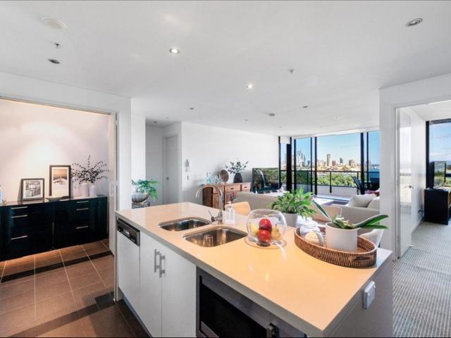 Spectacular Mid Floor Apartment With Postcard Views