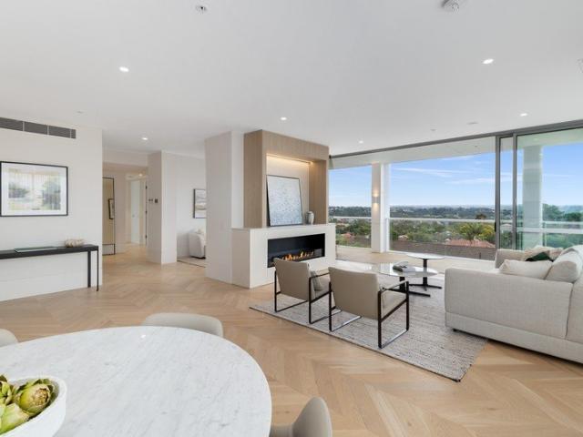 Spectacular North facing, Sub Penthouse
