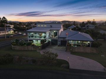 Spectacular Ocean Views & Flexible Dual Living Opportunity