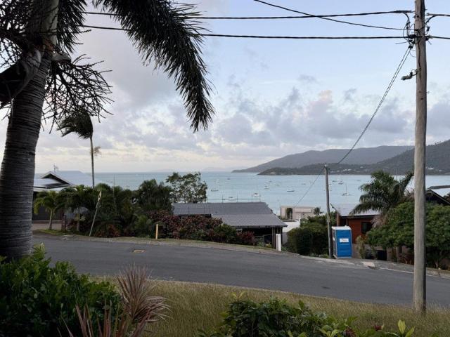 Ocean View Ground Floor Retreat, Steps from Airlie Beach