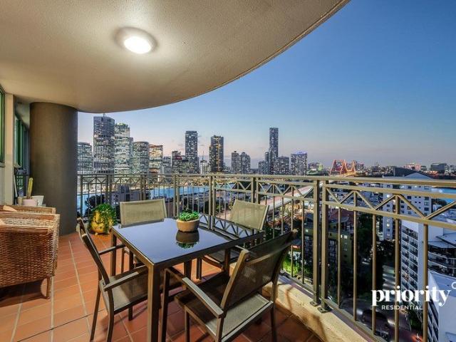 Spectacular River, Story Bridge & City Views Exceptional Kangaroo Point Living