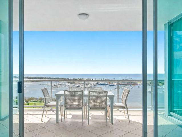 Spectacular Skyhome With Endless Views