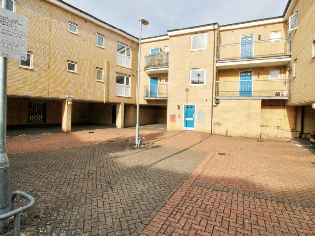Spectre Court, Hatfield 2 bed flat to rent £1,550 pcm £358 pw