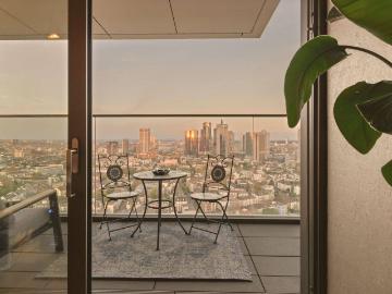 Spektakuläre 2 Zimmer Wohnung im 31. Stock mit Skyline Blick und top Ausstattung